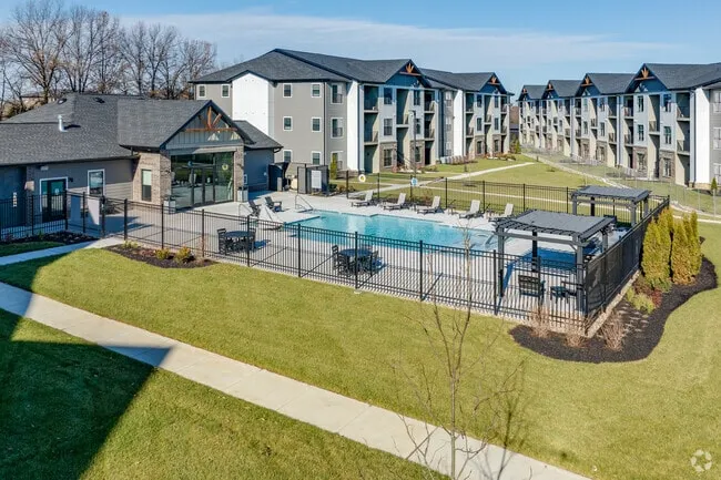 the-sullivan-lake-saint-louis-mo-clubhouse-and-pool